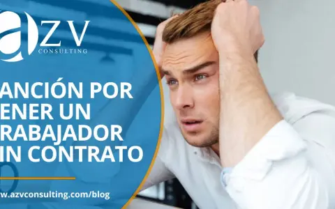 Hombre angustiado por una sanción por tener un trabajador sin contrato. Evita multas y problemas legales.