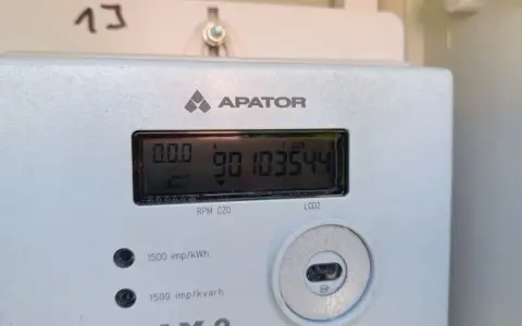 Licznik energii elektrycznej APATOR z odczytem 90103544. Przepisanie licznika prądu po śmierci to ważny krok formalny.