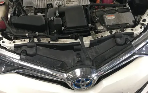 Jak uruchomić silnik w Toyota Auris Hybrid - uniknij problemów z odpaleniem