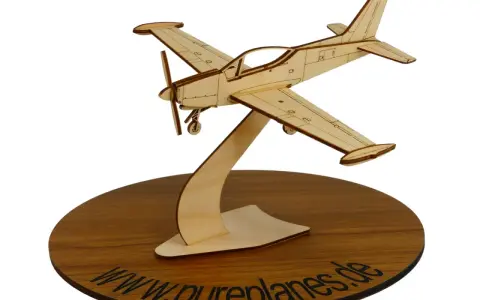 Holzmodell eines Marchetti Flugzeugs auf einem Holzsockel mit der Aufschrift "www.pureplanes.de".