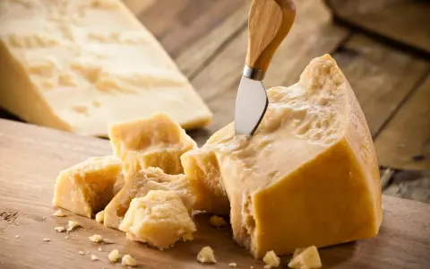 Czy parmigiano reggiano to parmezan? Odkryj kluczowe różnice