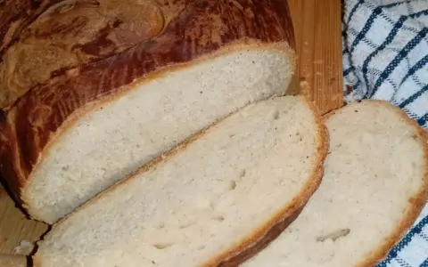 Chleb z sezamem, świeżo upieczony, z chrupiącą skórką i miękkim wnętrzem. Idealny na śniadanie.
