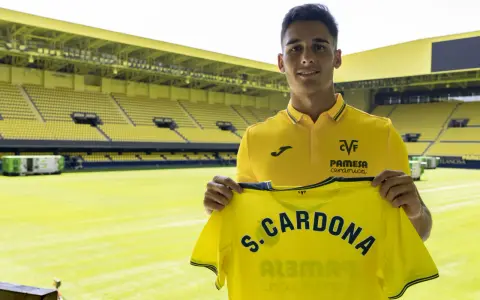 Sergi Cardona, jugador del Villarreal CF, posa con su camiseta amarilla en el estadio de la Cerámica.