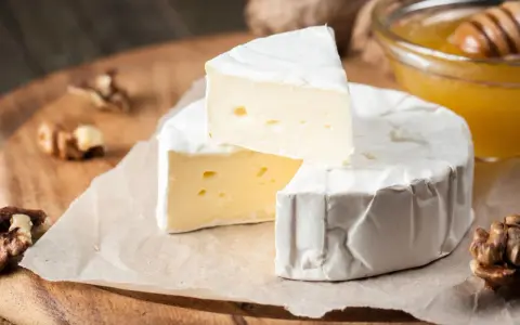 Ein cremiger Camembert mit Nüssen und Honig. Vorsicht bei Camembert in der Schwangerschaft.