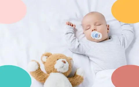 Bebé de 1 mes duerme plácidamente con su osito. ¡Sueño profundo toda la noche!