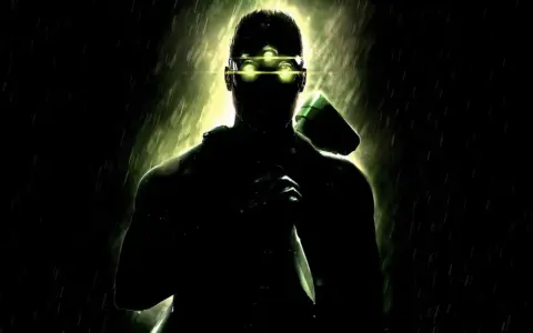 Sam Fisher w okularach noktowizyjnych, z nożem i pistoletem, w deszczu. Zapowiedź Splinter Cell Remake.