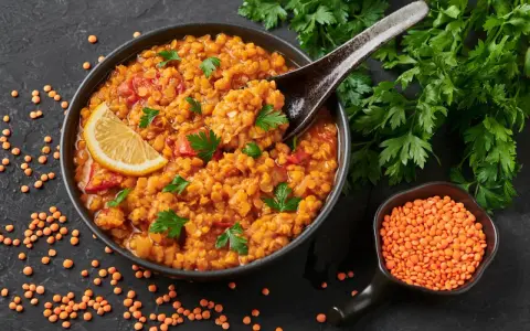Rote Linsensuppe mit Zitrone und Petersilie – ein Gericht, das satt macht und wenig Kalorien hat.