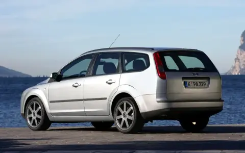 Srebrny Ford Focus MK2 1.6 benzyna na tle morza i skał.
