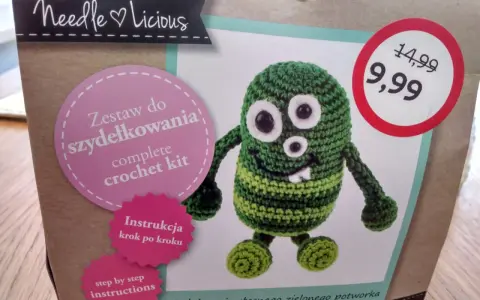 Zestaw do szydełkowania "Needlelicious" zawiera wszystko, co jest potrzebne do stworzenia własnego zielonego potworka.