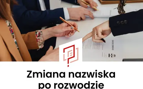 Dwie osoby przy stole podpisują dokumenty. Jedna z nich wskazuje palcem na dokument z napisem "DIVORCE DECREE". Zmiana nazwiska na panieńskie matki po rozwodzie.