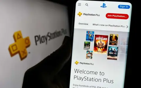 Na ekranie telefonu widoczne są różne rodzaje PS Plus, z grami i opcjami subskrypcji.
