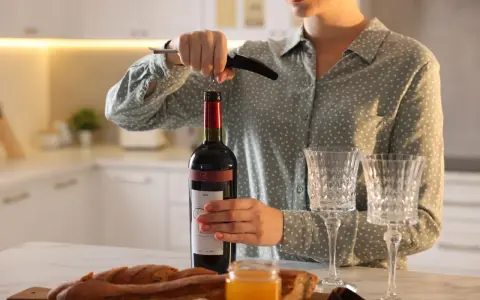 Jak przechowywać otwarte wino? Przedłuż świeżość i smak!