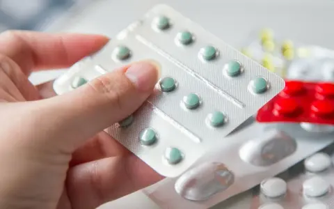 Dłoń trzyma opakowanie tabletek. Zastanawiasz się nad sertagen skutki uboczne?