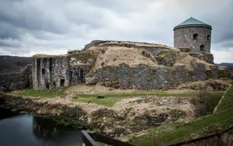 Bohus fästning reser sig stolt mot en molnig himmel, dess stenmurar vittnar om århundraden av historia.