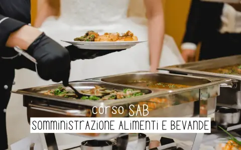 Chef serve cibo da un buffet. Scopri il corso SAB online gratuito per la somministrazione alimenti e bevande.
