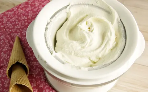 Frisch zubereitetes Fior di Latte Eis in einer Eismaschine, bereit für Waffeln.