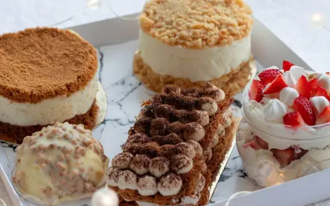 Plateau de pâtisseries variées, dont un tiramisu et une verrine aux fraises. Une belle spécialité de Limoges pour le plaisir des yeux et des papilles.