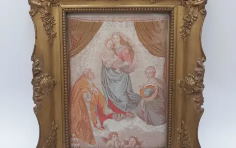 Złocona rama zdobi haftowaną wersję Sykstyńskiej Madonny Rafaela. Postacie unoszą się na chmurach, otoczone aniołkami.