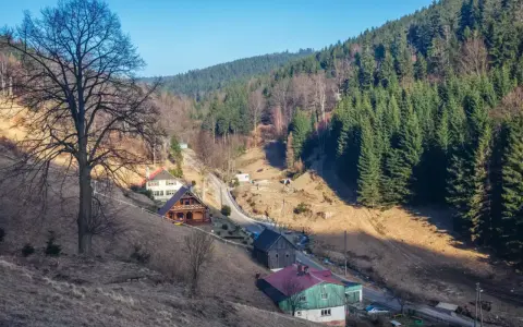 Góry Sowie oferują urokliwe chaty i malownicze krajobrazy. Idealne miejsce na wypoczynek i odkrywanie atrakcji.