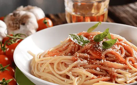 Spaghetti po neapolitańsku: Sekret prawdziwego sosu bez mięsa