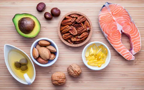 En laxfilé, avokado, nötter, mandlar, oliver i olja och kapslar där e vitamin finns i.