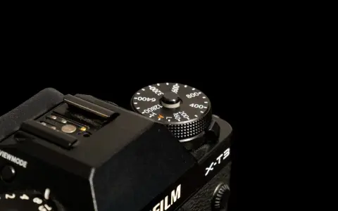 Pokrętło aparatu Fujifilm X-T3 z oznaczeniami czułości ISO, np. 200, 400, 800, 1600, 3200, 6400, 12800.