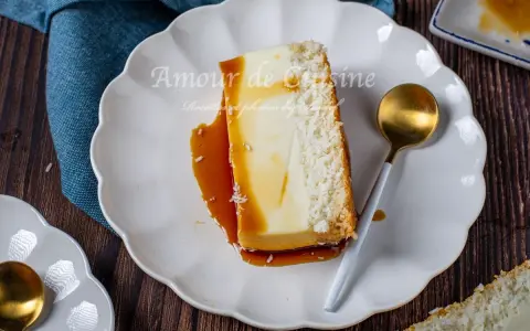 Tranche de flan coco onctueux, nappée de caramel et saupoudrée de noix de coco râpée. Une invitation à la gourmandise pour une recette flan coco réussie.