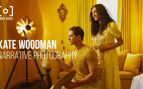 Un homme peint sur une toile, une femme le regarde avec une tasse. Ce reportage photo explore la narration visuelle.