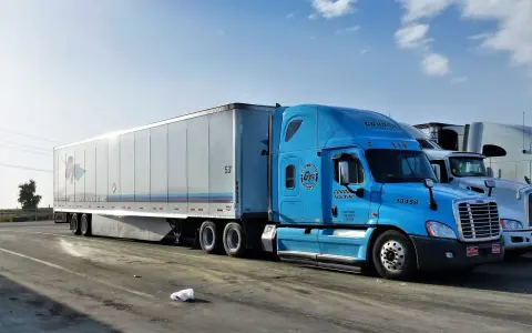 Błękitna ciężarówka Gordon Trucking gotowa do trasy door to door.