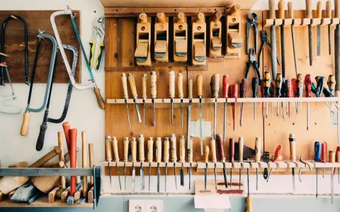 Un taller organizado con sierras, cepillos, destornilladores y limas colgados en la pared. Un ejemplo de **ordenar herramientas casero** para tener todo a mano.