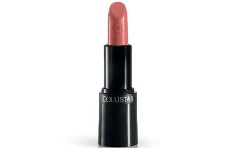 Rossetto Collistar in una tonalità pesca delicata, uno dei tanti splendidi colori rossetti disponibili.