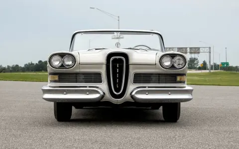 Klasyczne auto na e, biały kabriolet Edsel z charakterystycznym grillem, stoi na drodze.