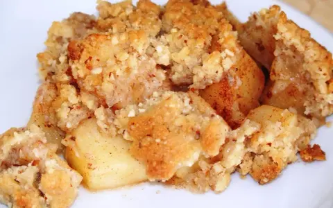Un délicieux crumble aux pommes moelleux, avec des morceaux de pommes tendres et une garniture croustillante aux amandes.