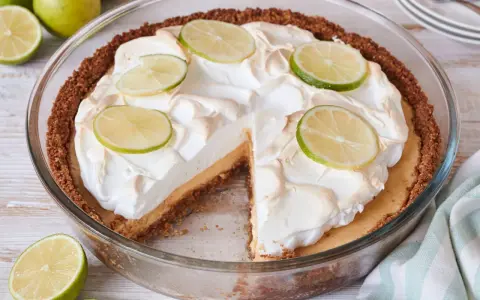 Ein köstlicher Key Lime Pie mit Baiserhaube und Limettenscheiben, bereit zum Genießen.