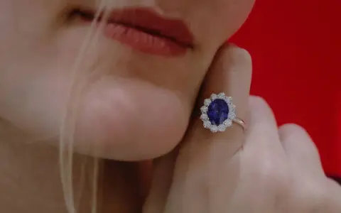 Anello con una splendida pietra azzurra, simbolo di saggezza e nobiltà, circondata da diamanti scintillanti.