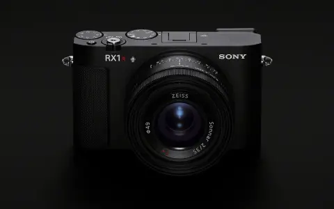Elegancki aparat Sony RX1R III z obiektywem Zeiss Sonnar 2/35 mm, gotowy do uchwycenia wyjątkowych chwil.