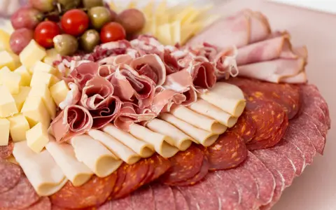 Tagliere ricco di salumi e formaggi, un assaggio di vera cucina emiliana. Prosciutto crudo, salame, mortadella, formaggio a cubetti, pomodorini e olive.