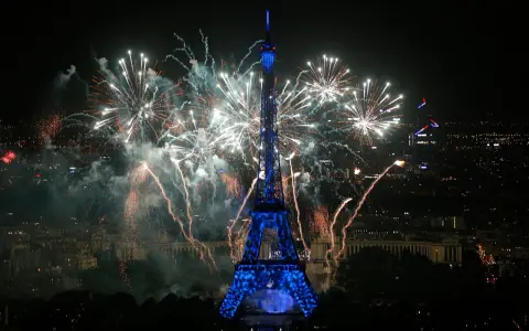 Espectacular espectáculo de fuegos artificiales ilumina la Torre Eiffel en París, celebrando el año nuevo en Francia.