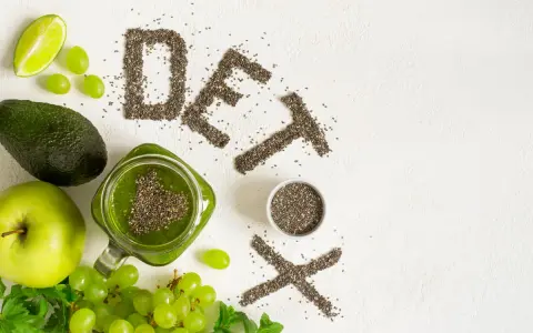 Zielony koktajl z nasionami chia, awokado, jabłko, winogrona i limonka. Napis "DETOX" z nasion chia. Dowiedz się, jak oczyścić nerki.