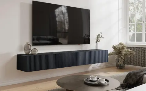 Un mueble flotante oscuro para salón, con un gran televisor encima. El mueble es demasiado estrecho para el tv no cabe en mueble salón.