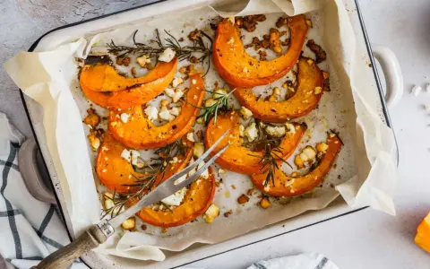 Calabaza asada con queso feta y romero, lista para servir. Una idea deliciosa para tus recetas con calabaza.