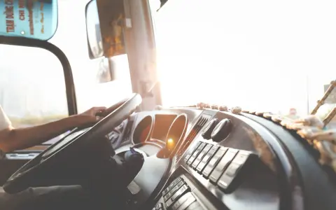 Zarobki kierowców autobusów szkolnych: Ile realnie zarobisz?