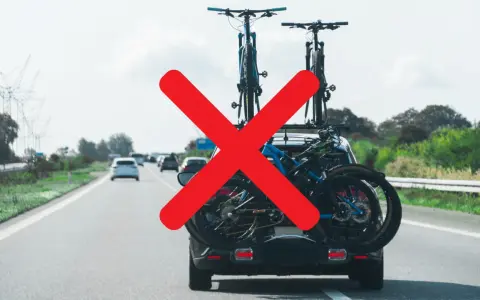 Auto con biciclette sul portapacchi posteriore, una sporgenza longitudinale che supera i limiti consentiti.