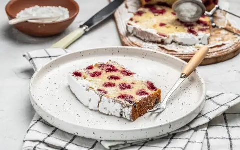 Pyszne ciasto z wiśniami, jakby prosto z kuchni Ani, posypane cukrem pudrem. Idealne na deser.
