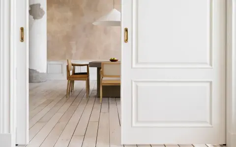 Puertas blancas y suelo de madera clara crean un ambiente acogedor. La idea es combinar suelo y puertas para un diseño interior armonioso.