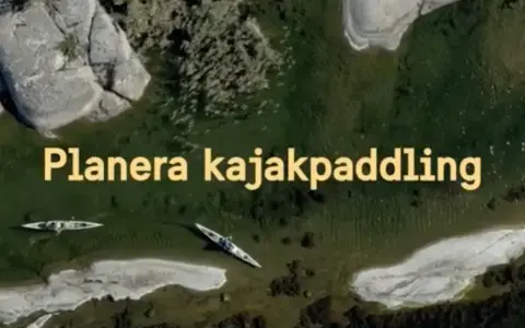 Två kajaker glider fram i det gröna vattnet, omgivna av klippor och vegetation. En inbjudan till stora le.