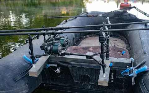 Zwei Angelruten mit Rollen sind auf einem Schlauchboot für das Angeln vom Boot befestigt.