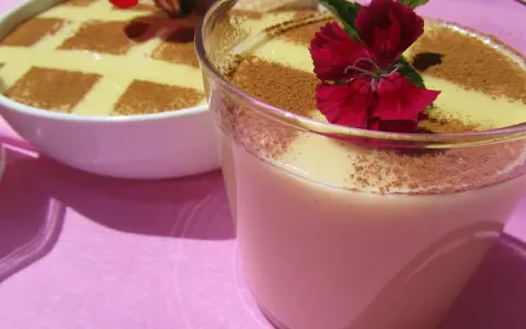 Deliciosas natillas Thermomix, espolvoreadas con canela y decoradas con flores rojas. ¡Un postre casero perfecto!