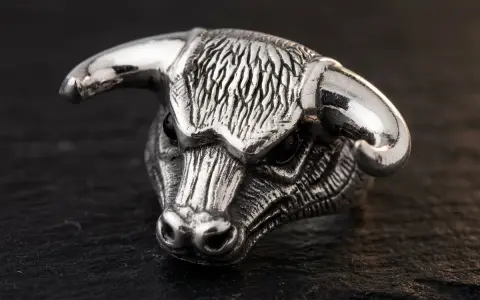 Srebrny pierścień z głową byka, symbolizujący znaki zodiaku ziemia.