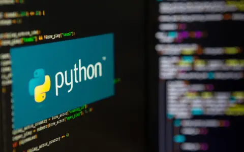 El logo de Python sobre código resaltado. Python es un lenguaje de programación versátil.